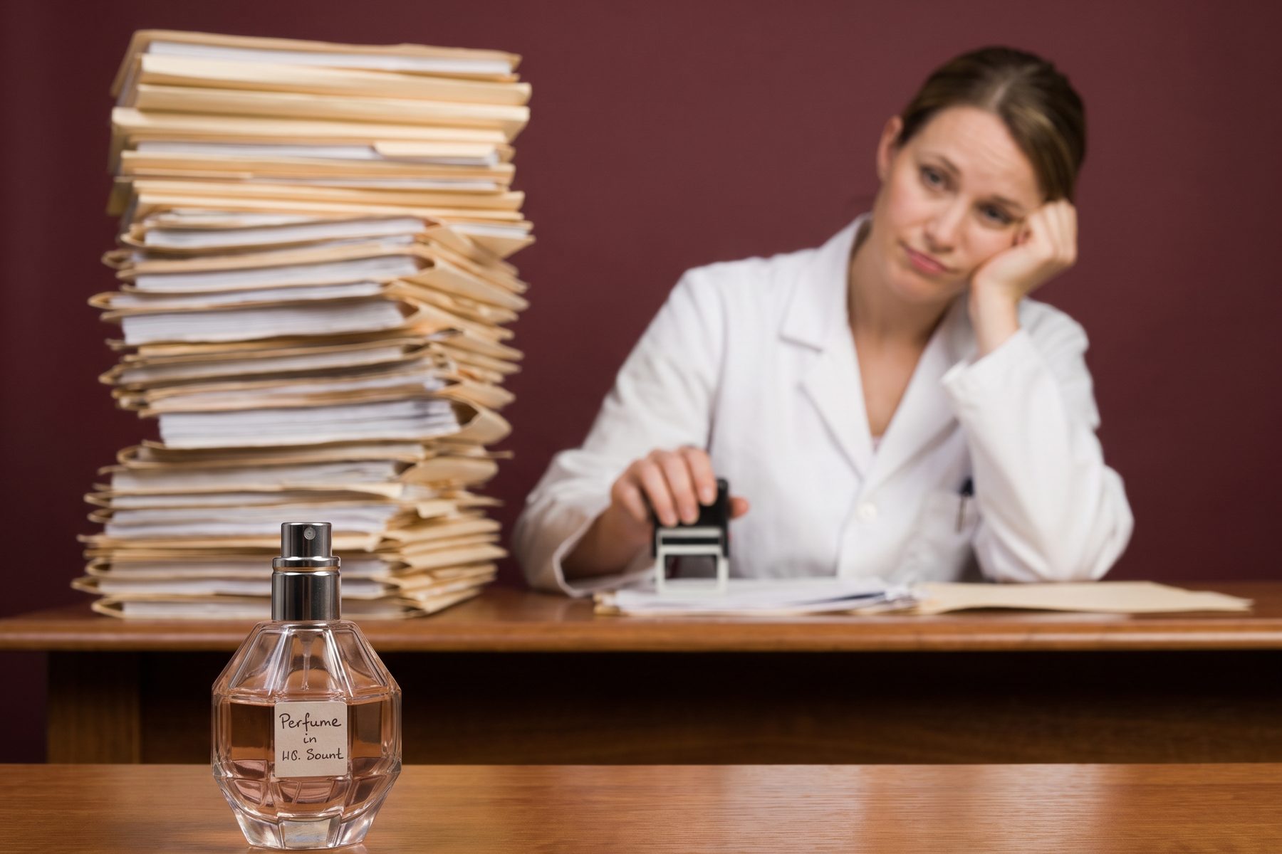 Scrivania sommersa da moduli, timbri e scartoffie per le pratiche obbligatorie
